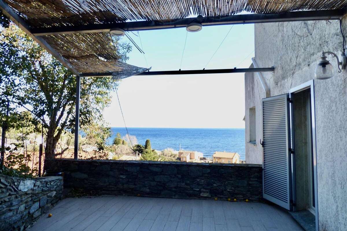 Terrasse jouxtant la cuisine