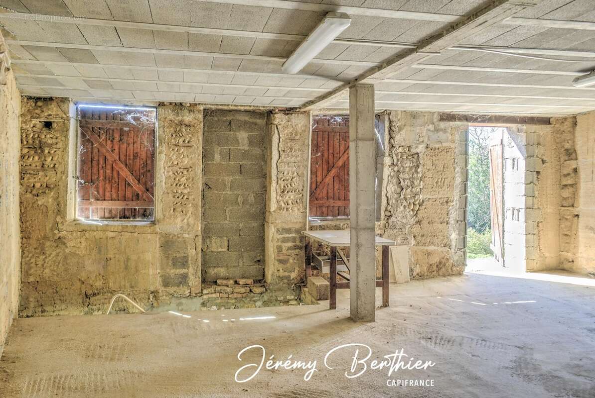 GENAY (69) - Grange de 140 m² - 4 pièces - 434 m² de terrain - Fort potentiel - photo 10