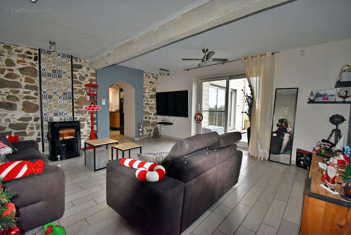 Maison à SAINT-PRIEST-LA-ROCHE