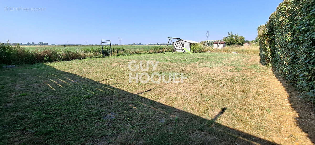 Maison mitoyenne de 192m² entièrement rénovée avec terrain de loisir au bord de l'eau - photo 10