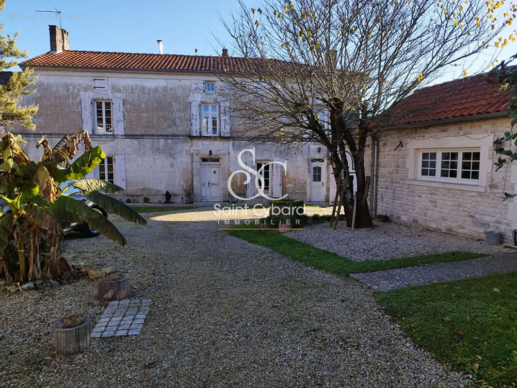 À vendre : Corps de ferme à Douzat - 7 pièces, 5 chambres - photo 2