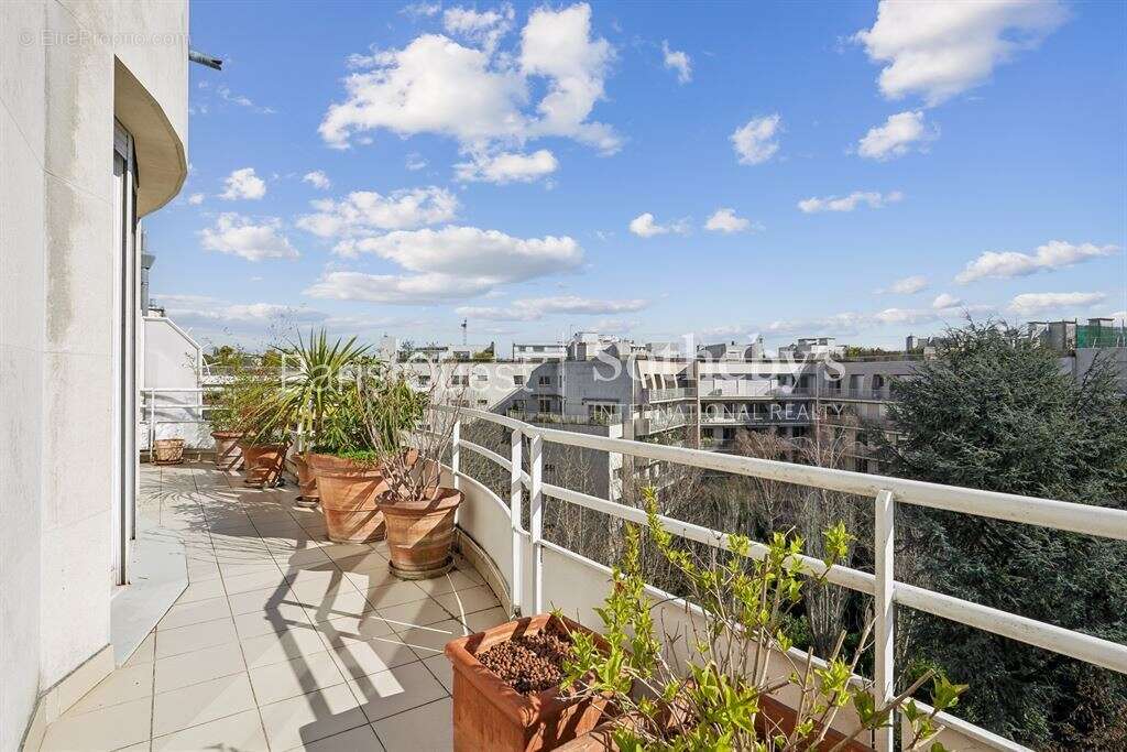 Appartement à NEUILLY-SUR-SEINE