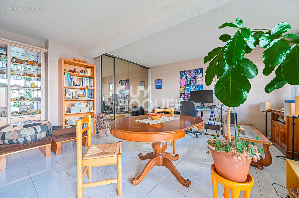 Appartement à CHARENTON-LE-PONT