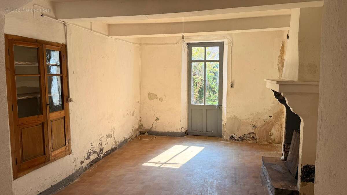 Maison À Vendre - 5 pièces - 3 chambres - Cour intérieure - photo 8