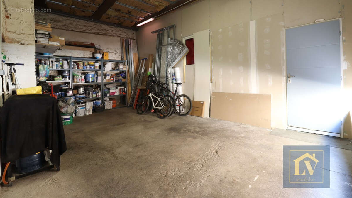 Maison de caractère entièrement rénovée avec garage et dépendance - photo 10