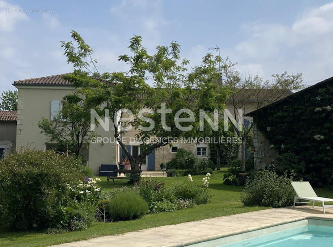 Maison à LA ROCHEBEAUCOURT-ET-ARGENTINE