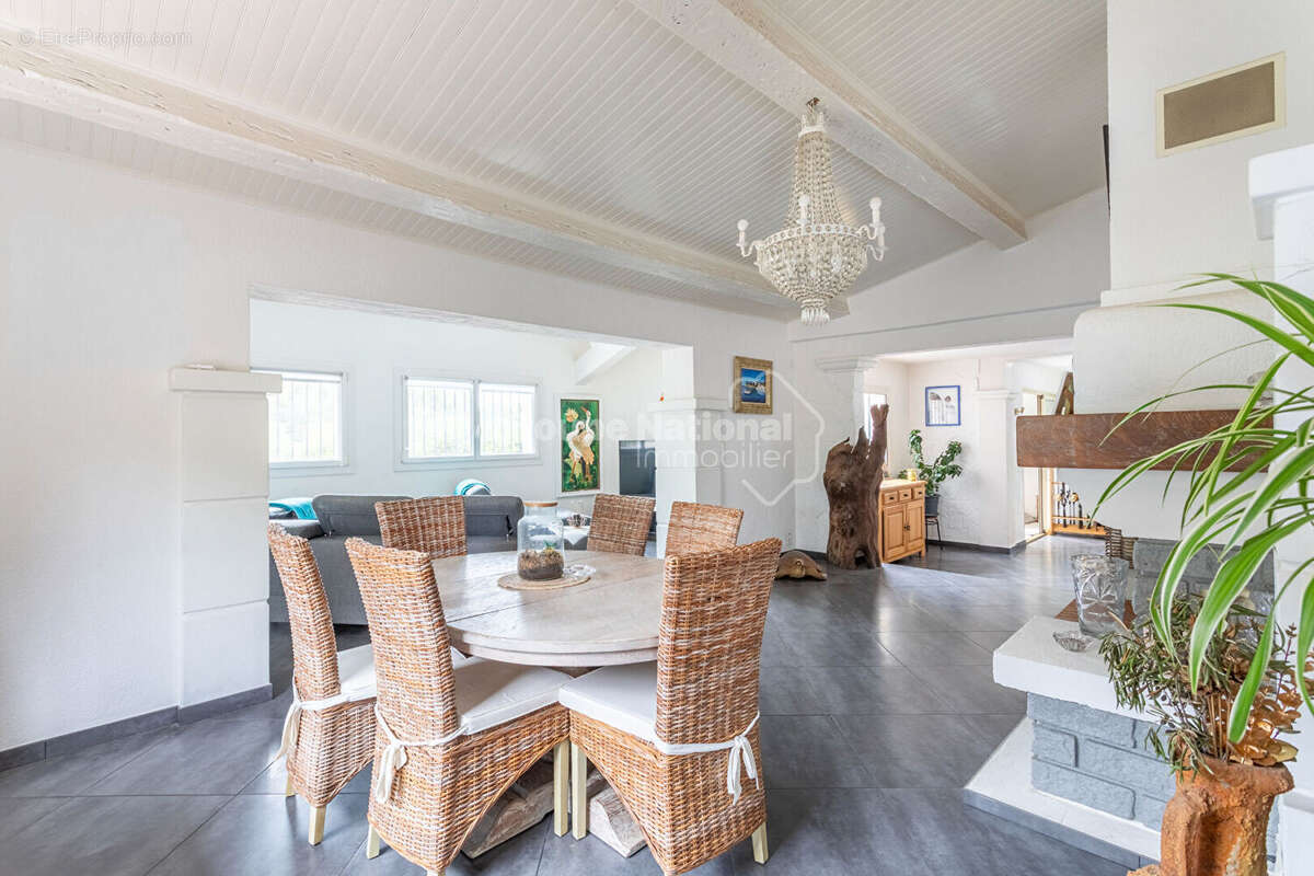 Villa familiale de 220 m² avec piscine et deux garages - photo 5