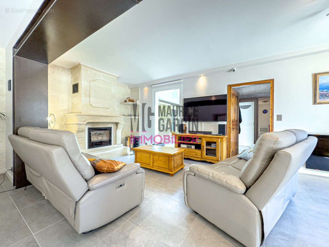 Maison à LA ROQUE-SUR-PERNES