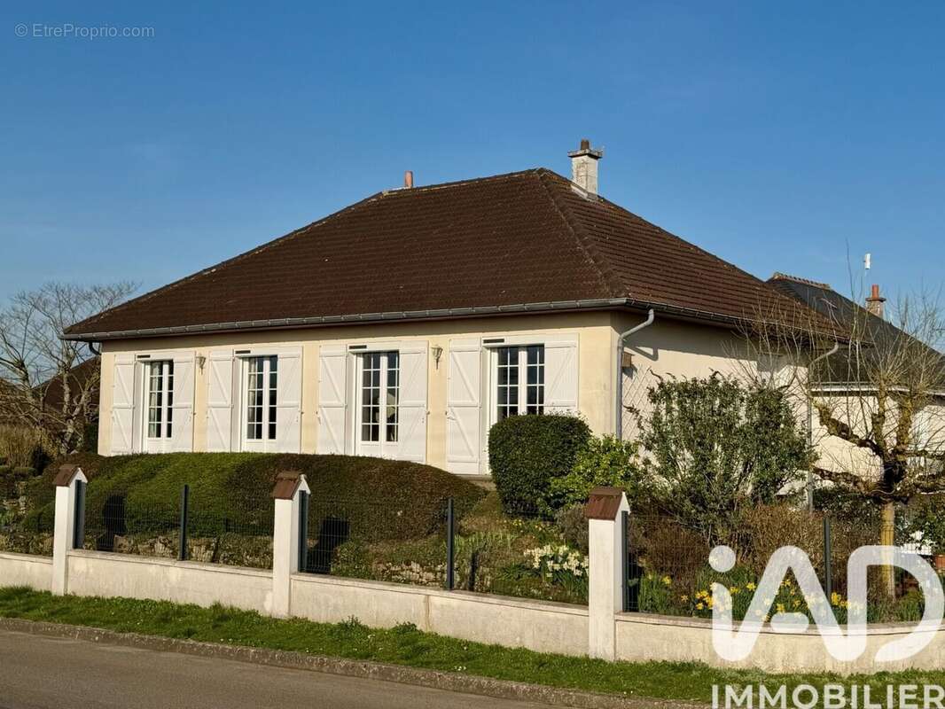 Photo 1 - Maison à ROCHECORBON