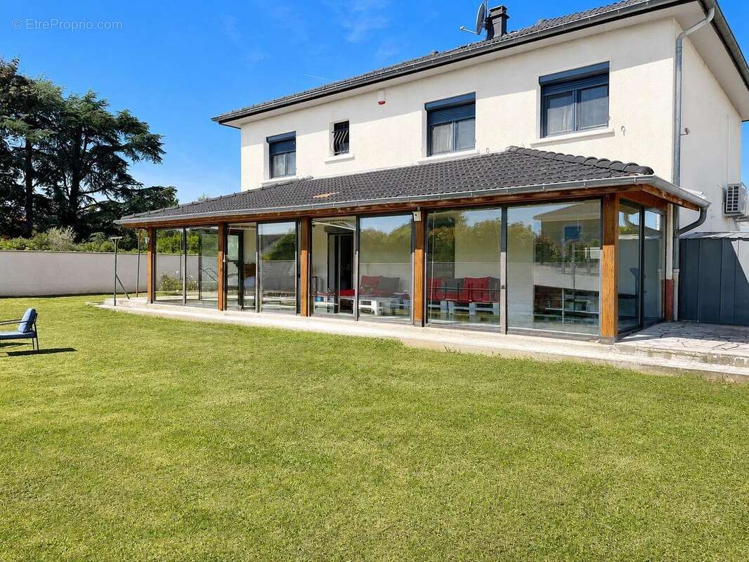 Maison 176 m² à Pusignan  - photo 2