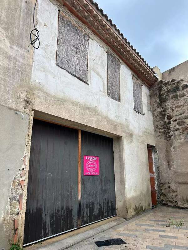 Parking à LEZIGNAN-CORBIERES