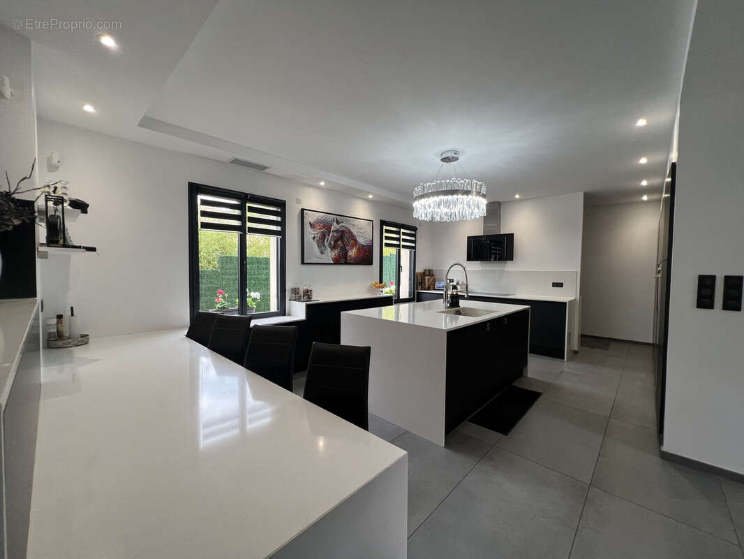 Maison à SAINT-LAURENT-DU-PAPE