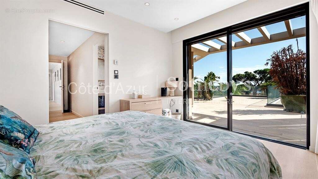 Villa contemporaine d'exception à vendre à Sainte-Maxime: 440 m², 5 chambres, proche plage et centre - photo 10