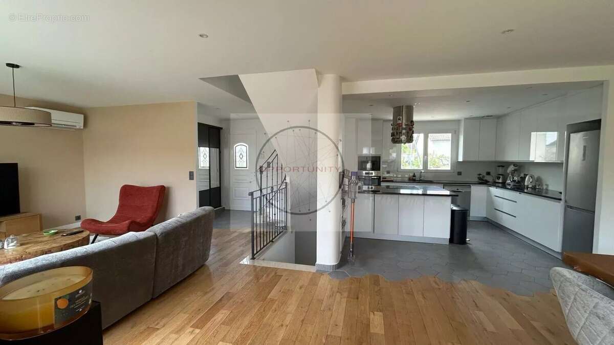 Maison à CHENNEVIERES-SUR-MARNE