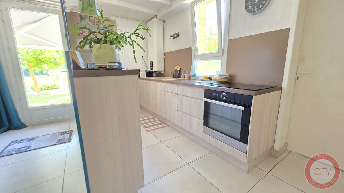 Maison 305 m² à Saint-Sulpice-De-Faleyrens  - photo 9