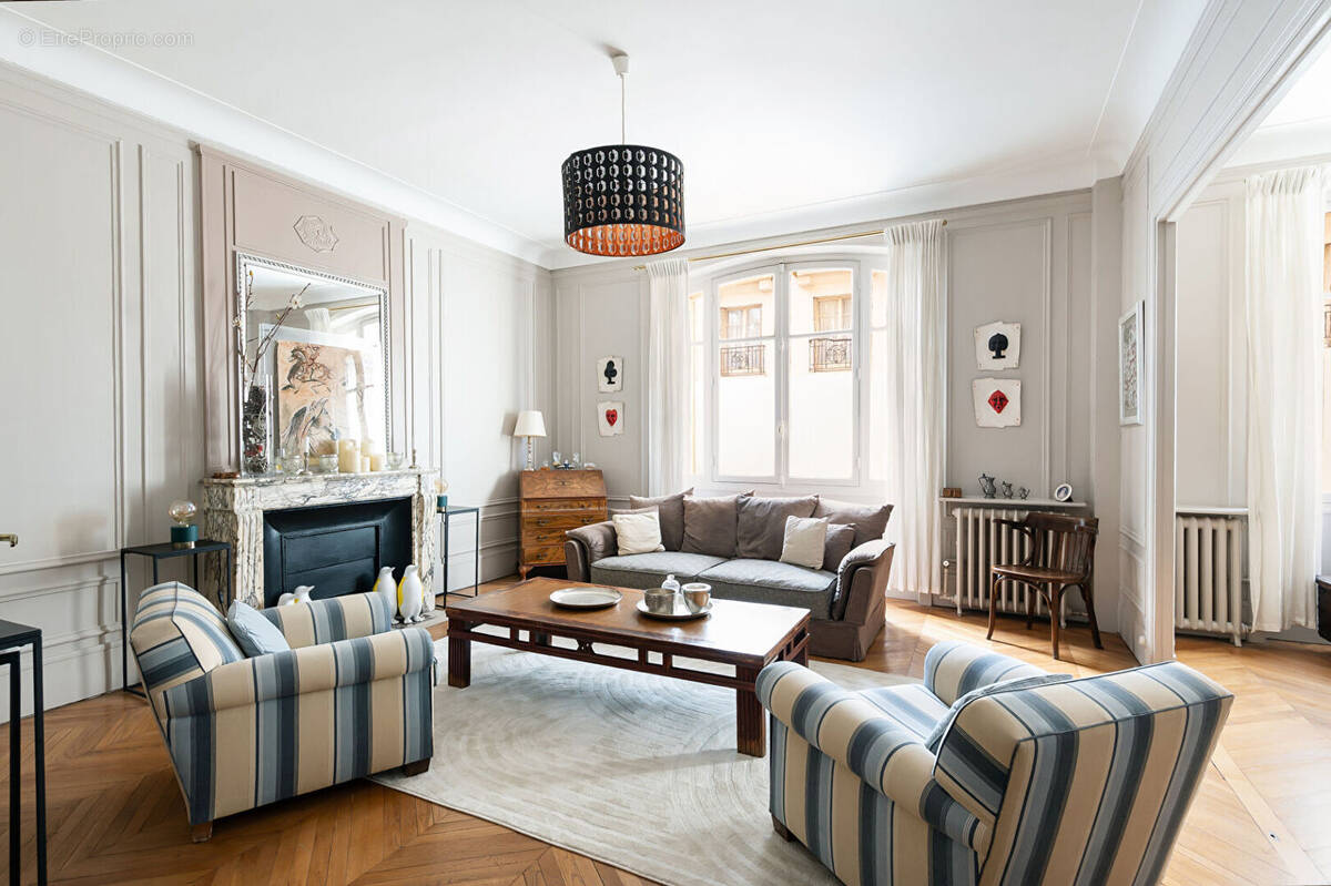 Appartement à PARIS-7E