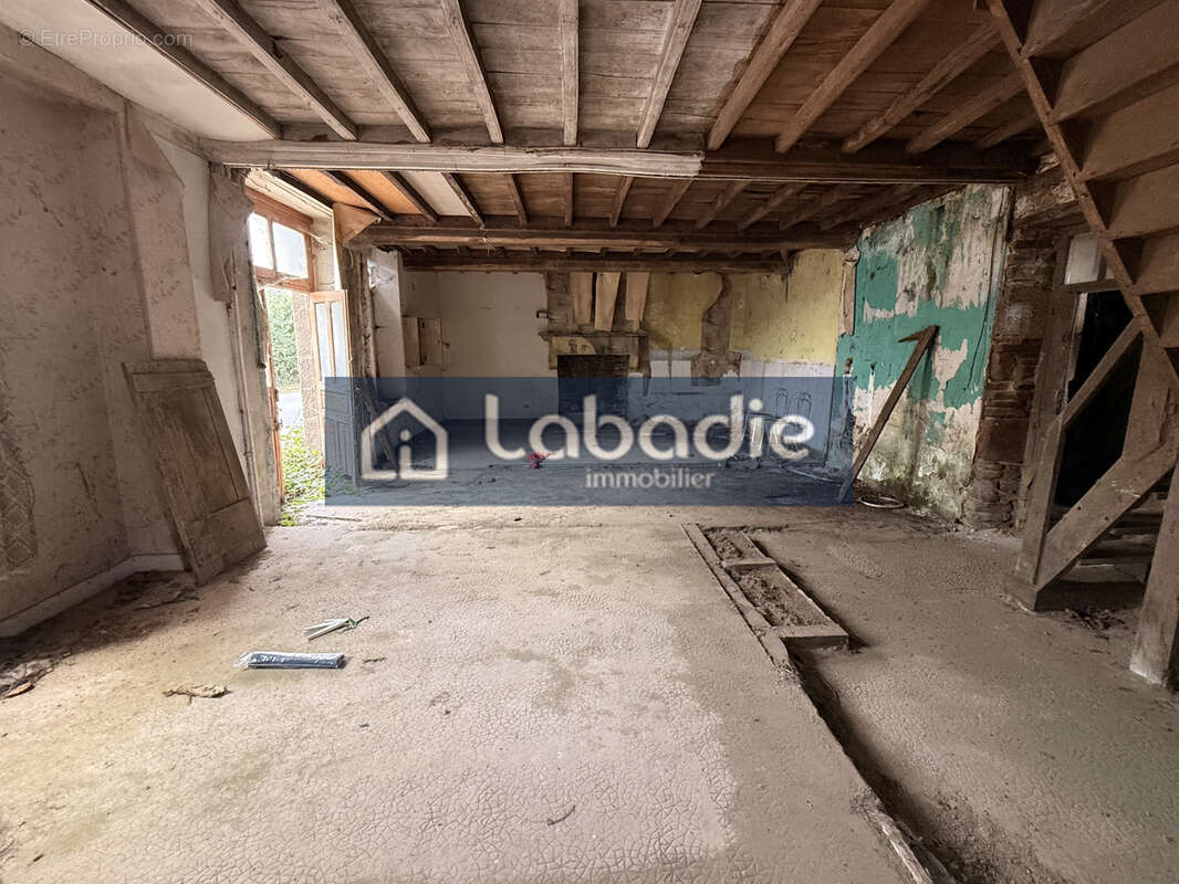 Sur le bord de route, ancienne maison de 55m2 en pierres à réhabiliter, terrain de 1193m2. - photo 2