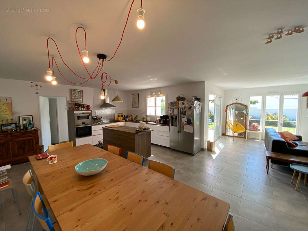 SAINT DENIS - très belle Villa de 2018 - 6 chambres - 153 m2 - photo 7