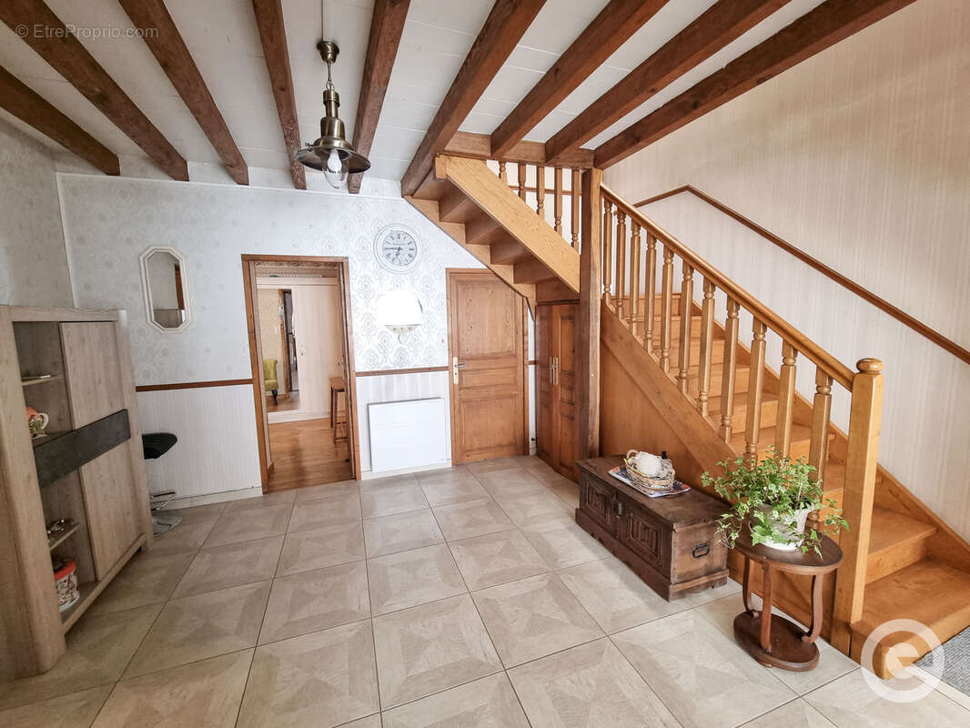 Maison 5 pièces de 117m2 à Etaules avec dépendance - photo 3