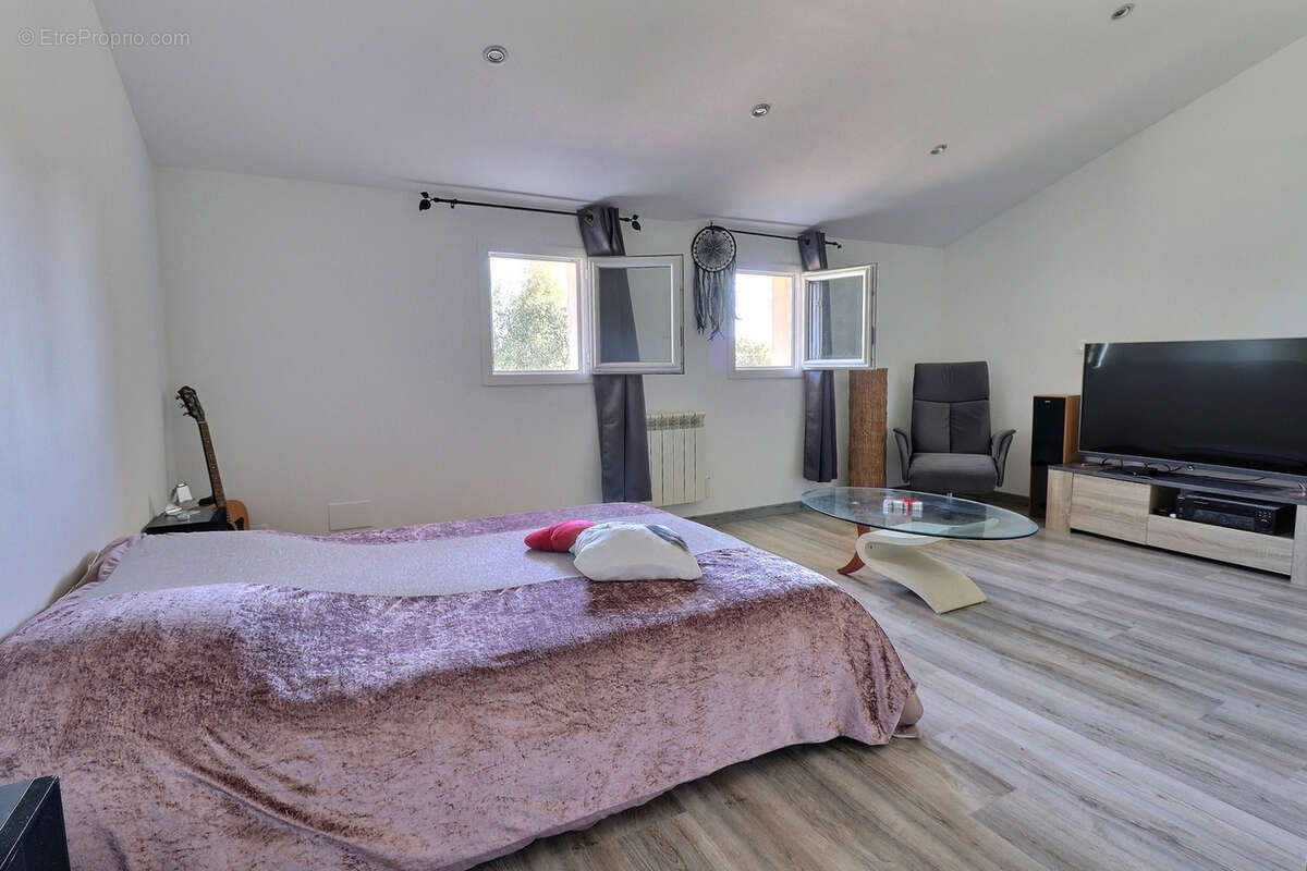 Maison à AMBARES-ET-LAGRAVE