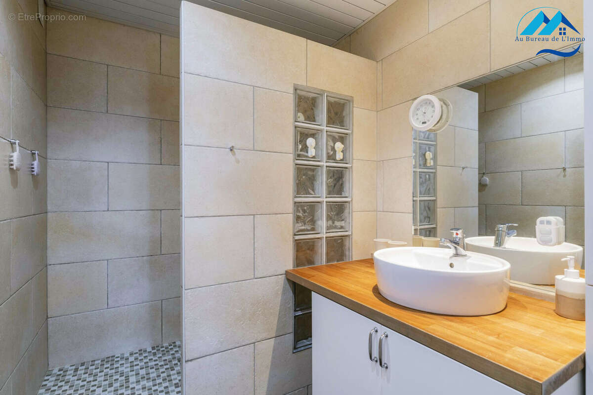 Salle d&#039;Eau - Appartement à MARSEILLE-11E