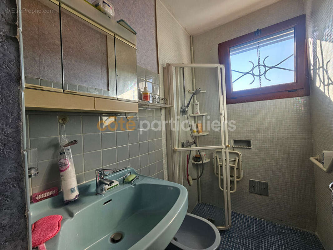 Maison  sur deux niveaux avec garages et jardin. - photo 9