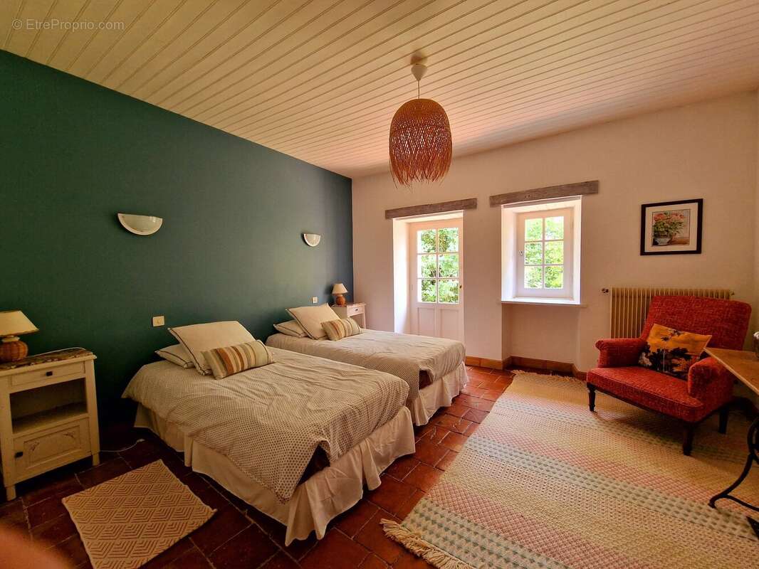 Élégante Propriété de Campagne avec Gîte et Annexe dans un Cadre Paisible - photo 17