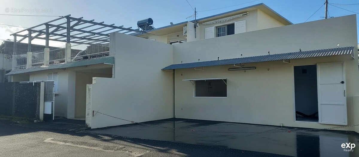 Maison + Appartement + Local