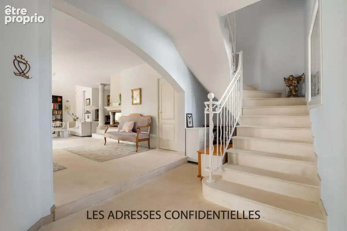 Champagne Au Mont D'or - Maison familiale - 226.50 m2 - sur grand parc arboré - photo 10