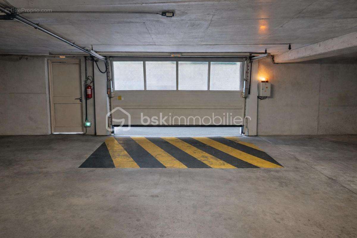 Parking à SIX-FOURS-LES-PLAGES