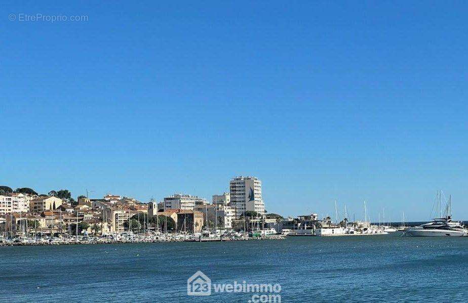 Un emplacement privilégié en bord de mer, offrant un cadre de vie lumineux et recherché. - Appartement à SAINTE-MAXIME