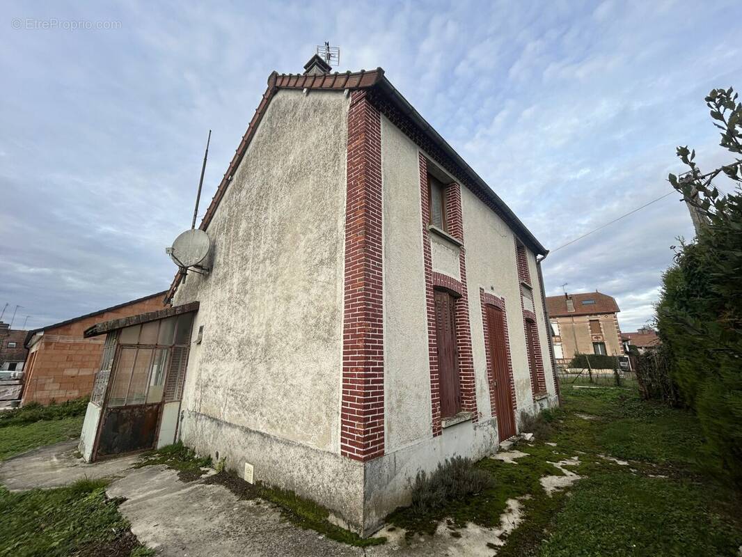 Maison à SAINT-JUST-SAUVAGE