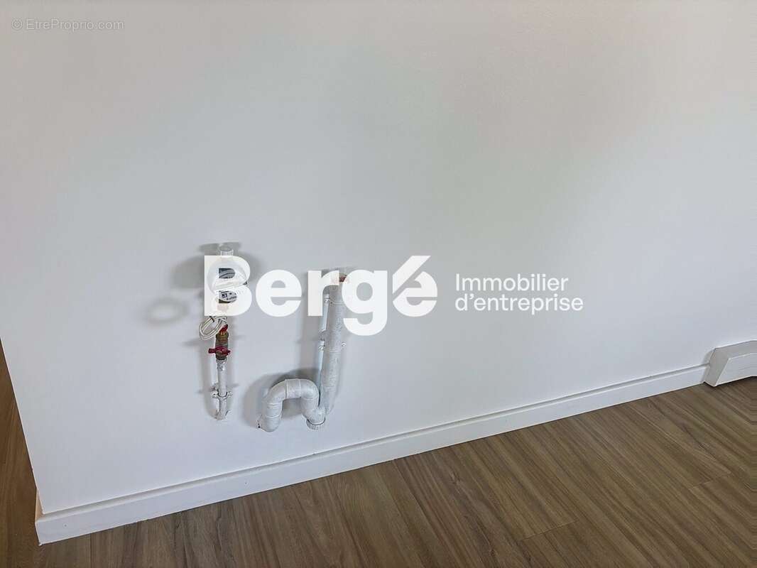 Arrivées d&#039;eau pour tisanerie - Commerce à VALBONNE