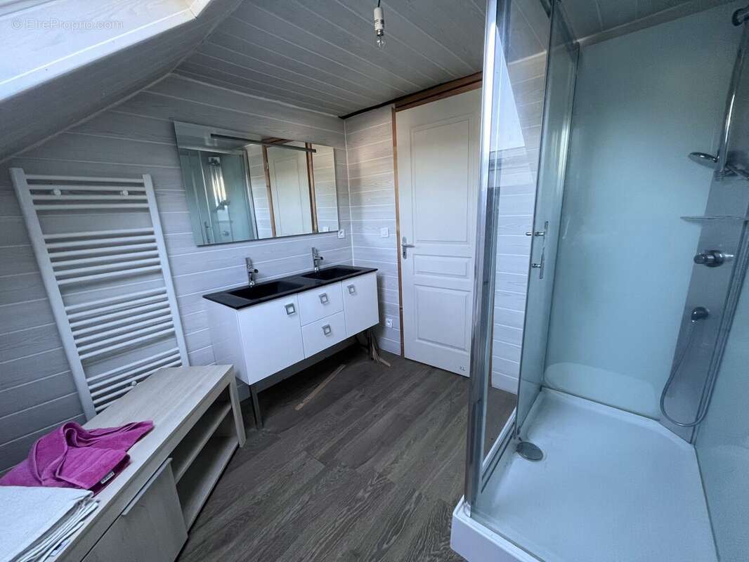 Salle d&#039;eau 2 - Maison à BORT-LES-ORGUES