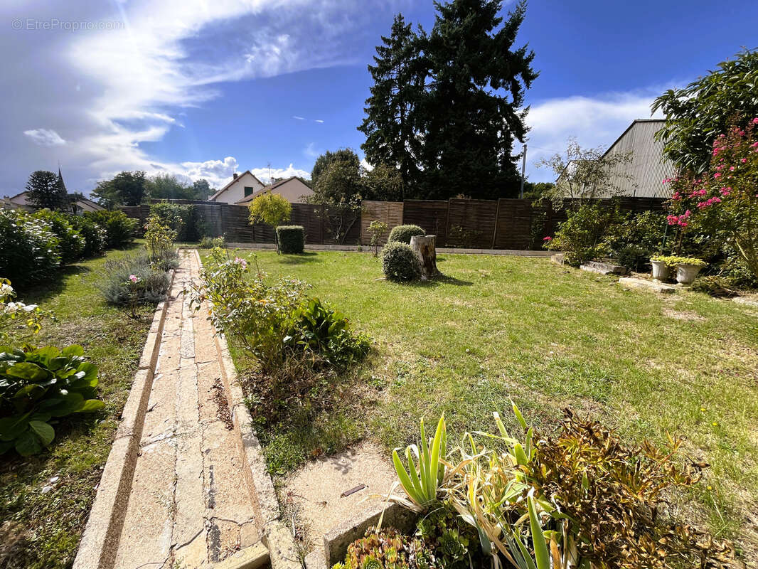 Maison à FONTAINE-LA-GUYON