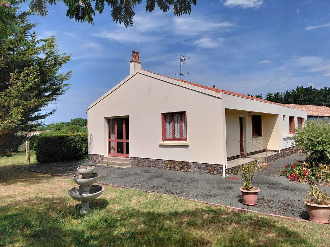 Maison 92 m² à La Garnache  - photo 2