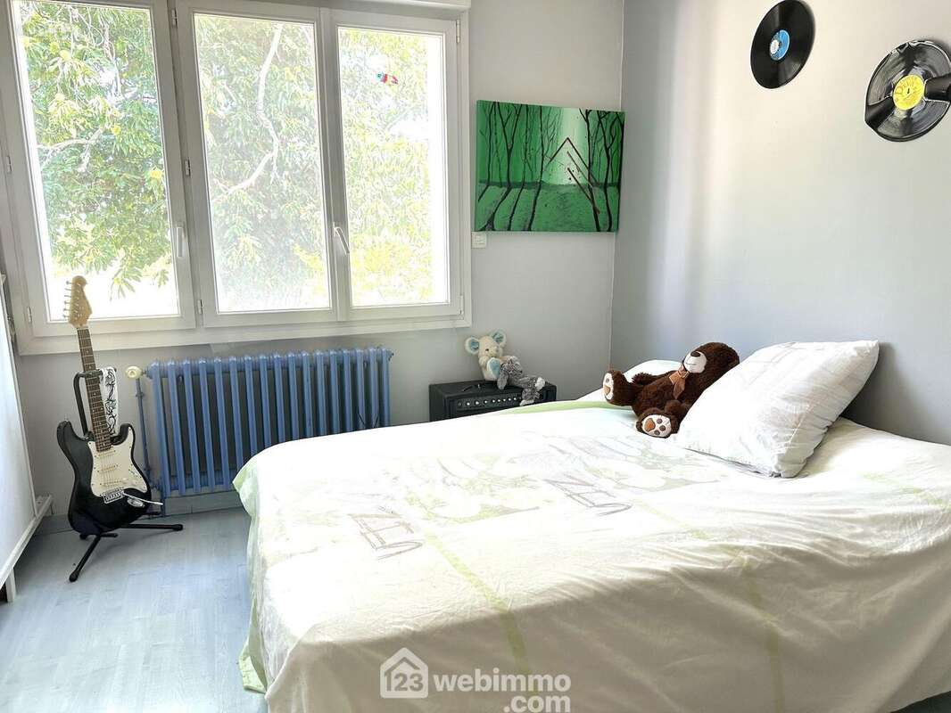 ...ainsi que d&#039;une troisième de 11m² avec placards. - Maison à LONGUE-JUMELLES