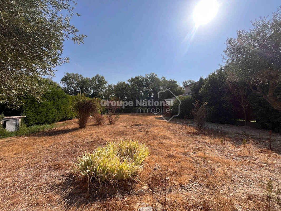 Terrain constructible de 755 m2 libre constructeur - photo 1
