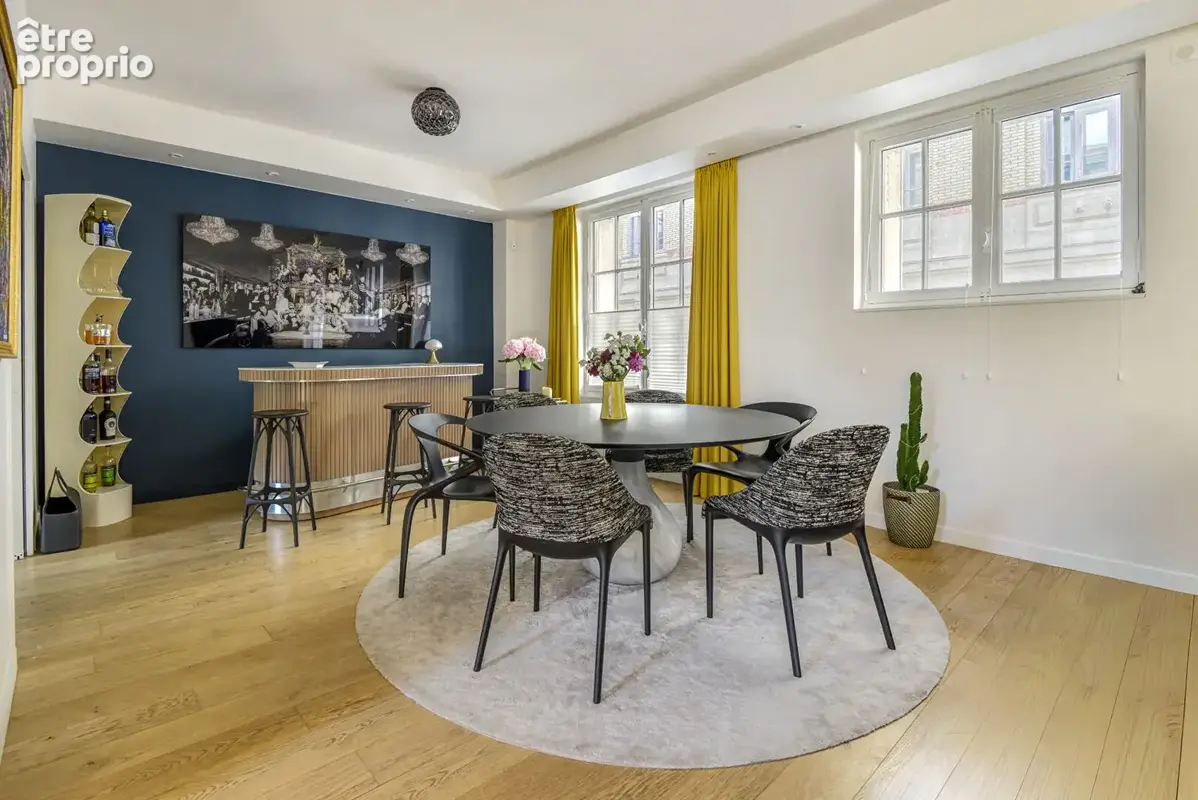 Maison très soignée de 185 m²  (215 m² au sol) entièrement rénovée en 2019 avec deux garages à proximité du quartier commerçant  - photo 3