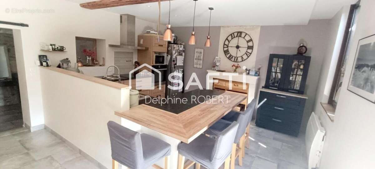 Maison 248 m² à Venerand  - photo 4