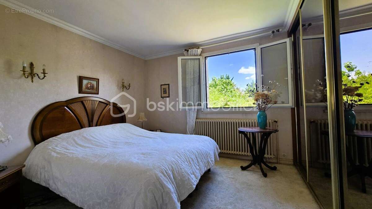 Une maison aux volumes généreux et au potentiel rare à vert-le-grand - photo 7