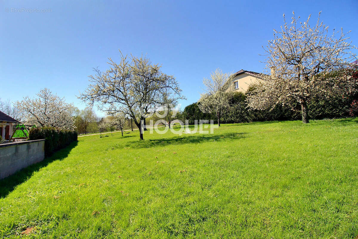 Terrain à LAY-SAINT-CHRISTOPHE