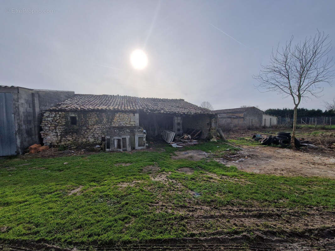 Parking à MIRAMBEAU