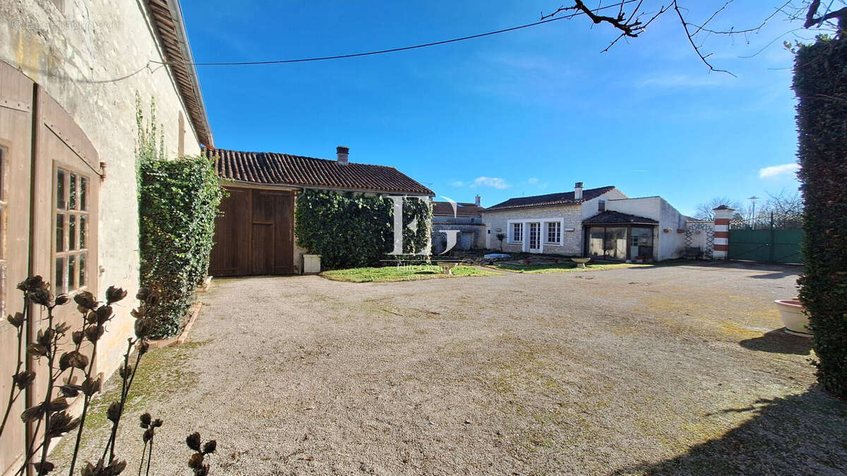 Maison à SAINT-FRAIGNE