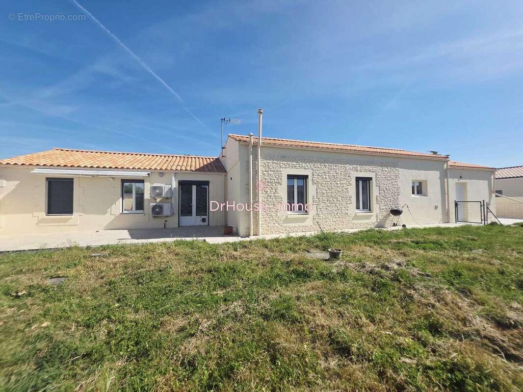 Maison à SAINTE-RADEGONDE-DES-NOYERS