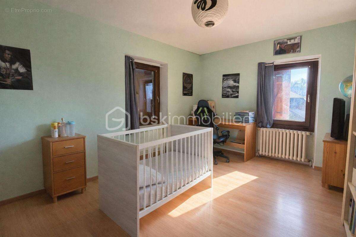 À Vendre – Maison ancienne 117 m² avec sous-sol complet – Terrain 1 000 m² – Vue montagne – Sans vis-à-vis - photo 7