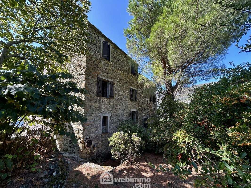 Maison de village en pierres sur 3 niveaux - Maison à BIGORNO