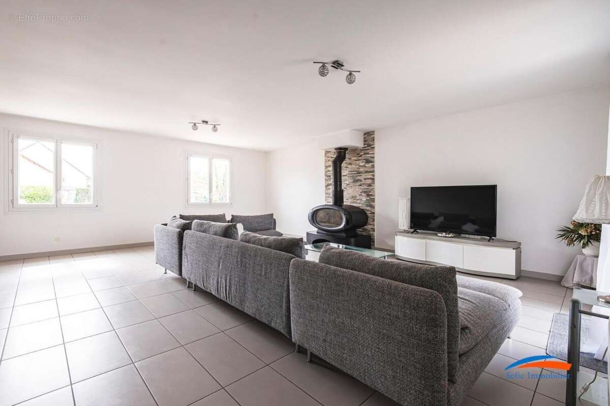   - Maison à CHAMPFLEURY