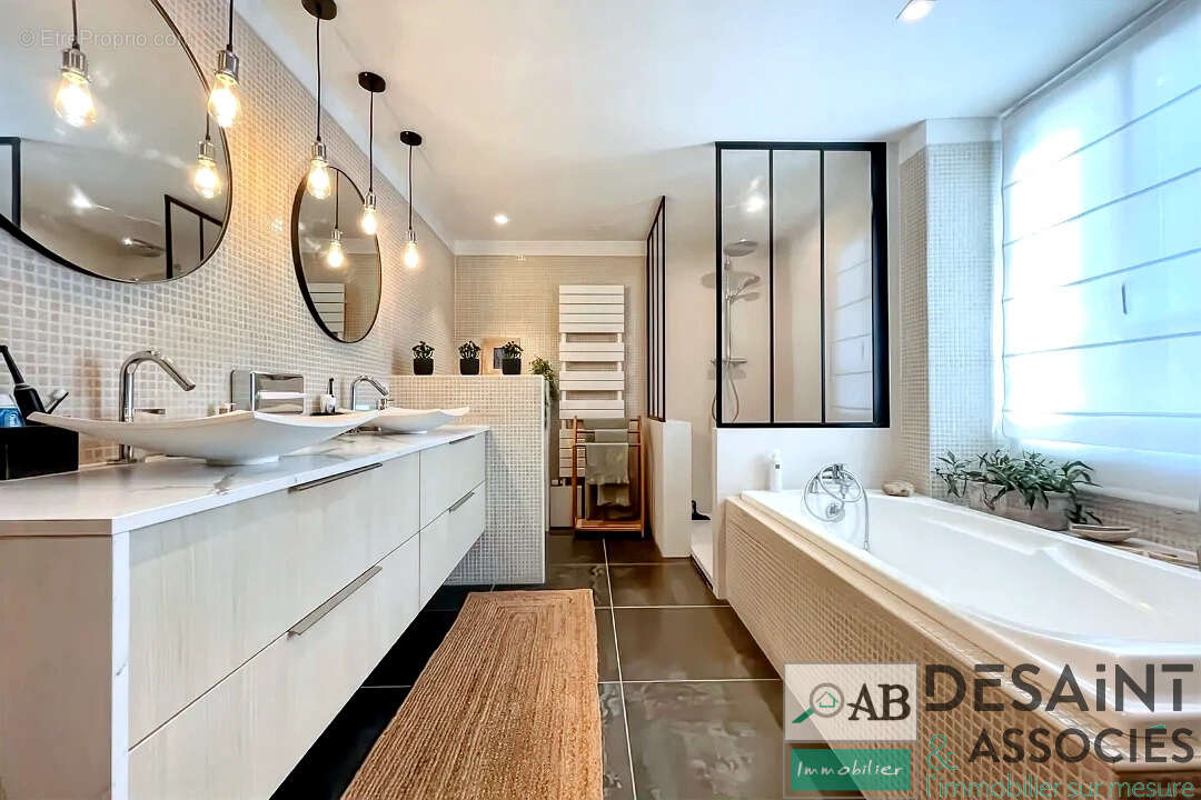 Maison à VILLENEUVE-LE-COMTE