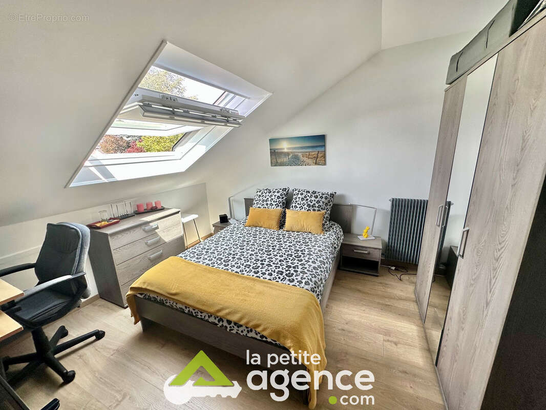 Bourges, dans impasse, au calme, maison rénovée de 102 m2, climatisée avec garage et jardinet. - photo 12